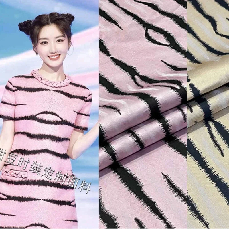 

Металлическая проволока, парча, жаккардовая ткань, тигровая пряжа, окрашенное платье, плащ в полоску, одежда, брендовый модный дизайн, сшить оптовую ткань