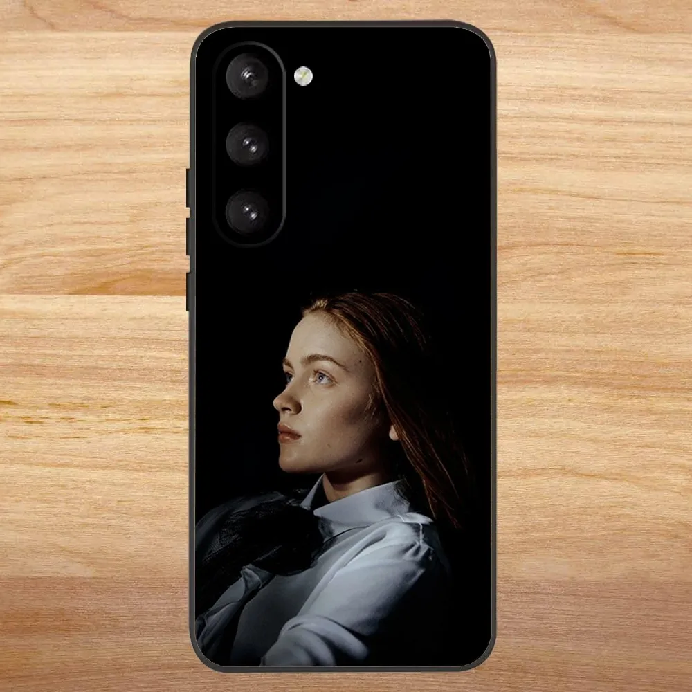 S-Sadie Sink Phone Case for SamsungS24,S23,S22,S21,S20 Ultra Pro S10,S30Plus,20 Ultra Black Cover