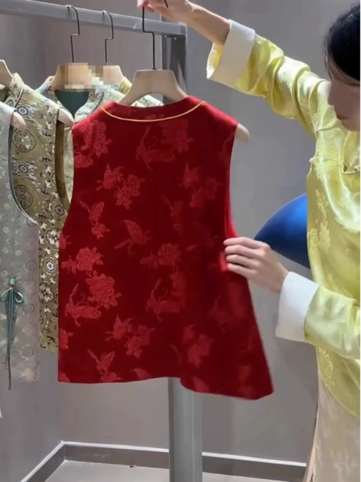 เสื้อกั๊กสไตล์จีนใหม่สำหรับผู้หญิง ฤดูร้อน ดีไซน์หรูหรา วินเทจ ประณีต กระดุมแบบจีน เสื้อคลุมไหล่