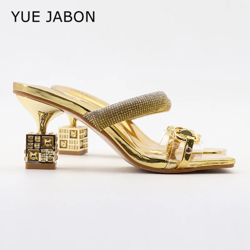 

Золотые летние босоножки с квадратным носком, низким вырезом, прозрачными ремешками, металлическими цепочками и пряжками, нескользящие, на высоком каблуке