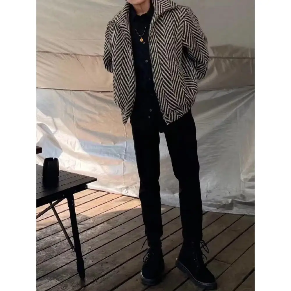 

Осень 2024, мужская повседневная полосатая текстура, плиссированная куртка с воротником-стойкой, универсальная верхняя одежда большого размера, полиэфирная ткань, молодежный тренд