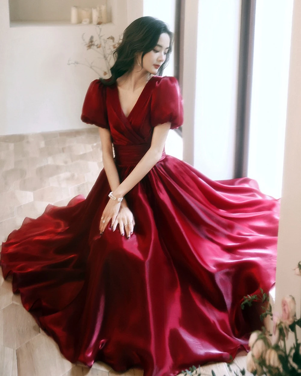 ที่กําหนดเองคลาสสิก Burgundy Tulle V คอปิดไหล่แขนสั้นชุดราตรี Elegant A-Line ชาชุดราตรียาว