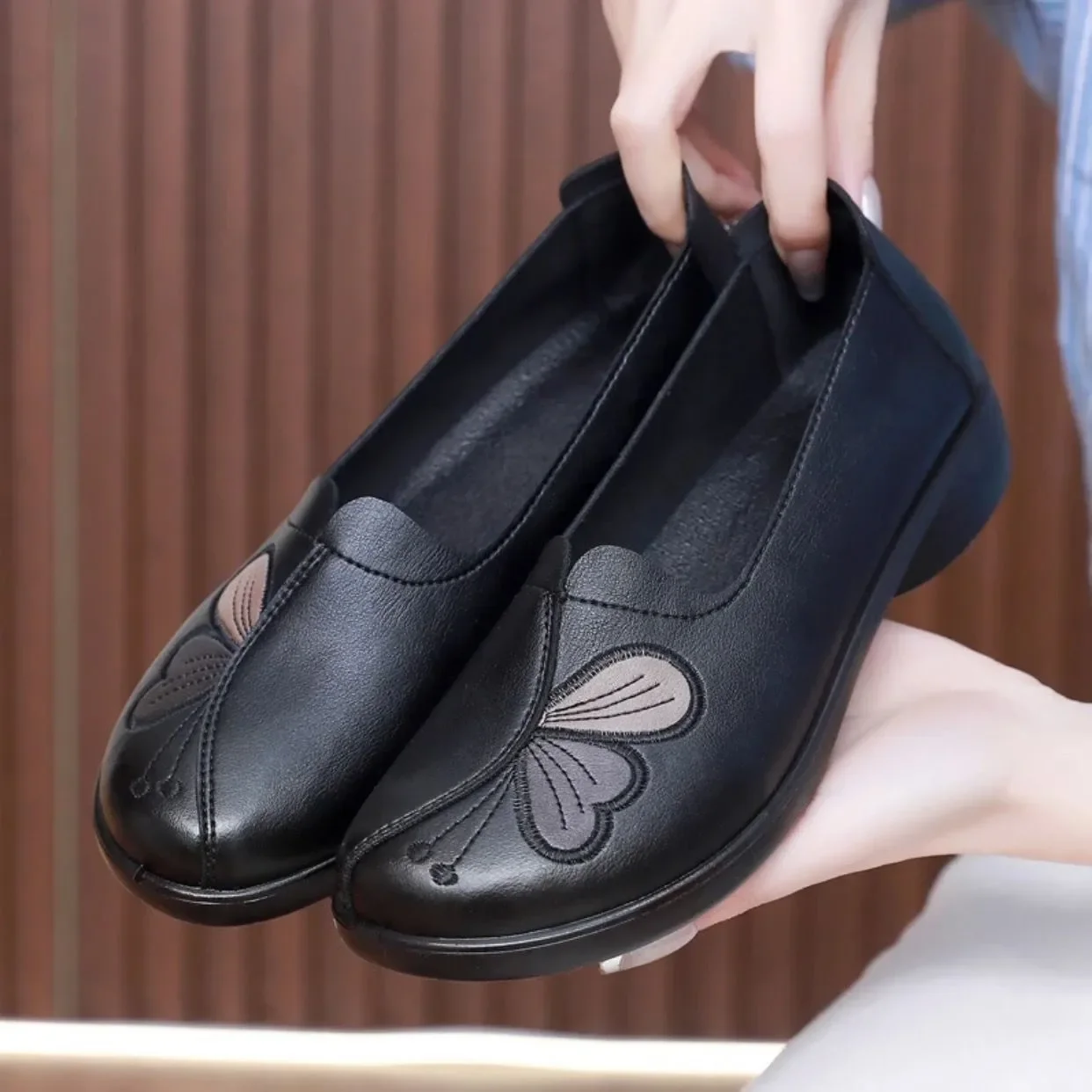 New Mom Shoes Middle-aged and Elderly Elegant Flat Shoes Soft Soled Comfortable Non Slip Butterfly Women's Shoes De Mujer 2025