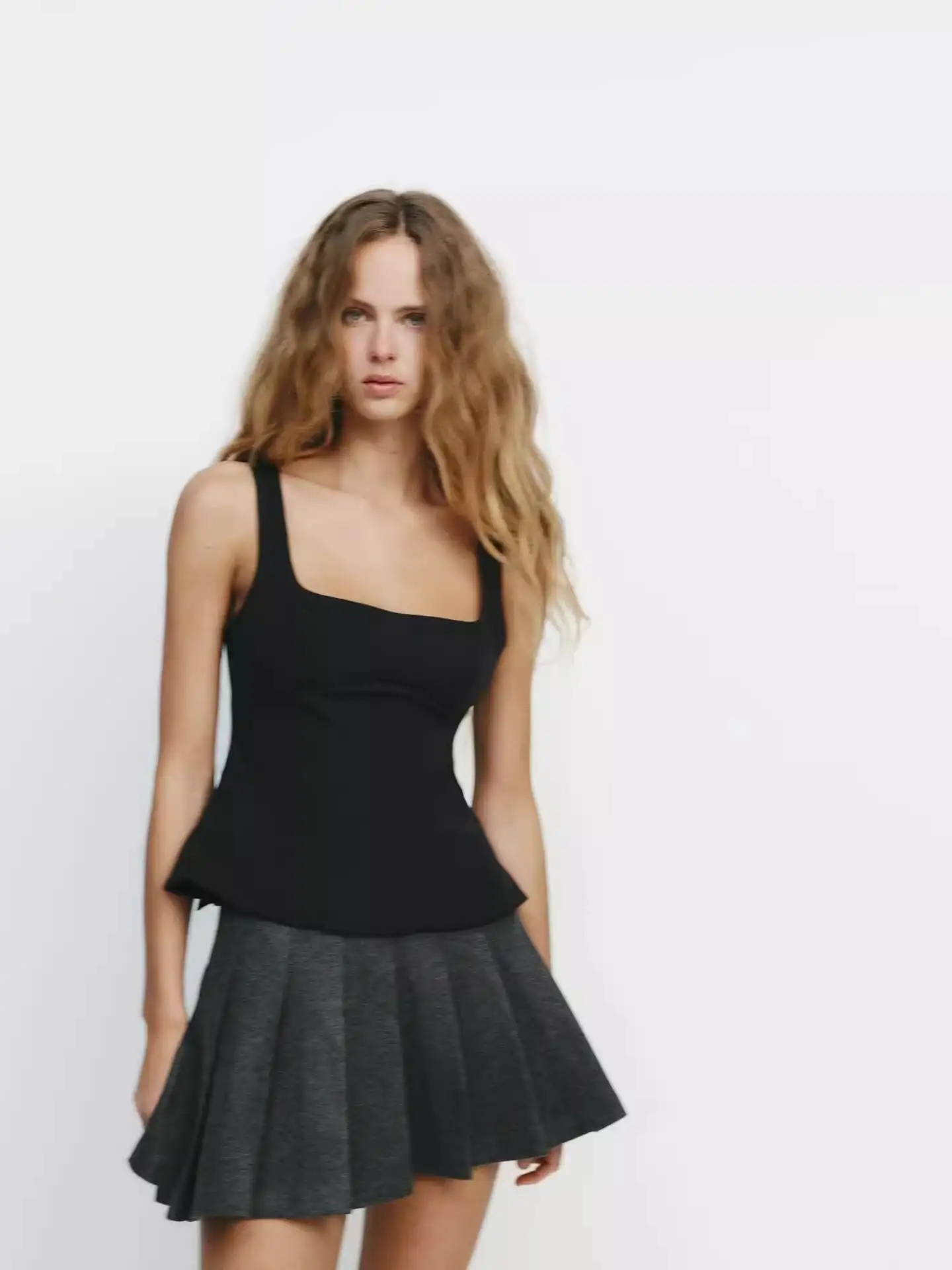 ملابس نسائية جديدة للربيع: بلوزة بدون أكمام بياقة مربعة مع زخرفة فيونكة، تنورة عالية الخصر مجمعة، ملابس كاجوال