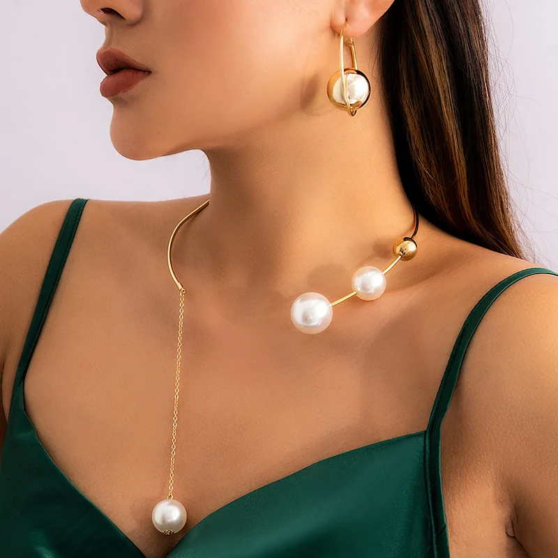 Nuova collana di apertura della clavicola con perline rotonde minimalista e personalizzata con un set di orecchini con collana di perle d\'imitazione