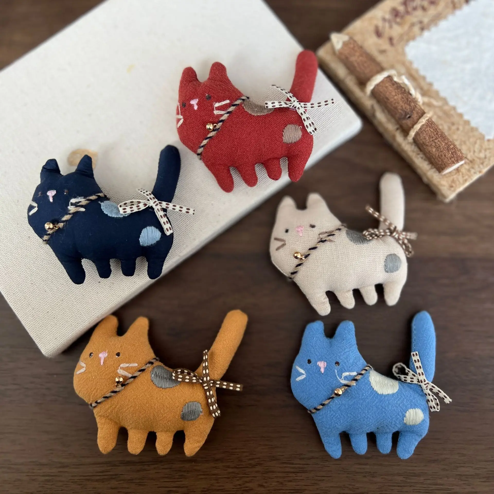 

Japanese Kitten Brooch 2PCS for Women Cute Cartoon Handmade Fabric Bag Charm Clothing Shoe Sock Accessory Decor Durable Kit