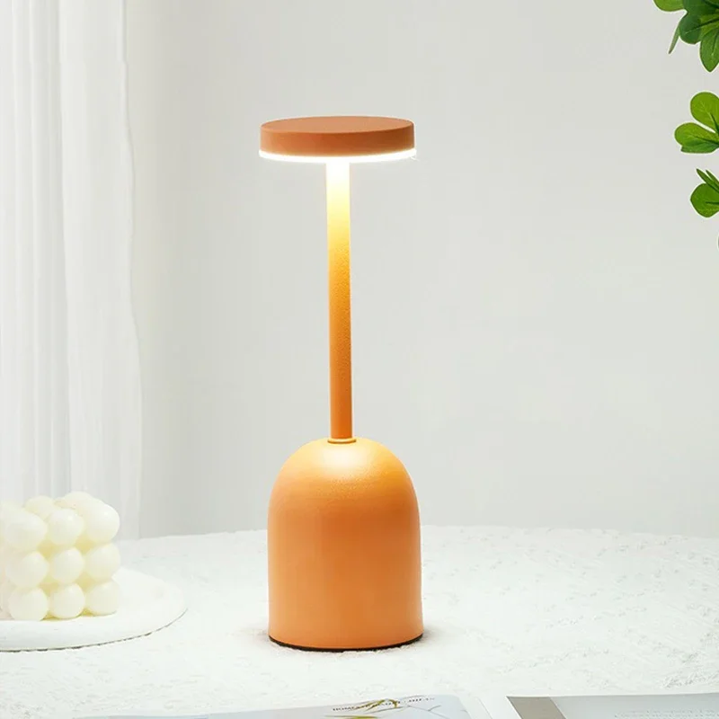 Lampu Meja LED Ruang Tamu Kamar Tidur Lampu Meja Dekorasi Meja Lampu Meja Dapat Diisi Ulang Peredupan Tiga Warna Lampu Meja Bentuk Gelas Anggur