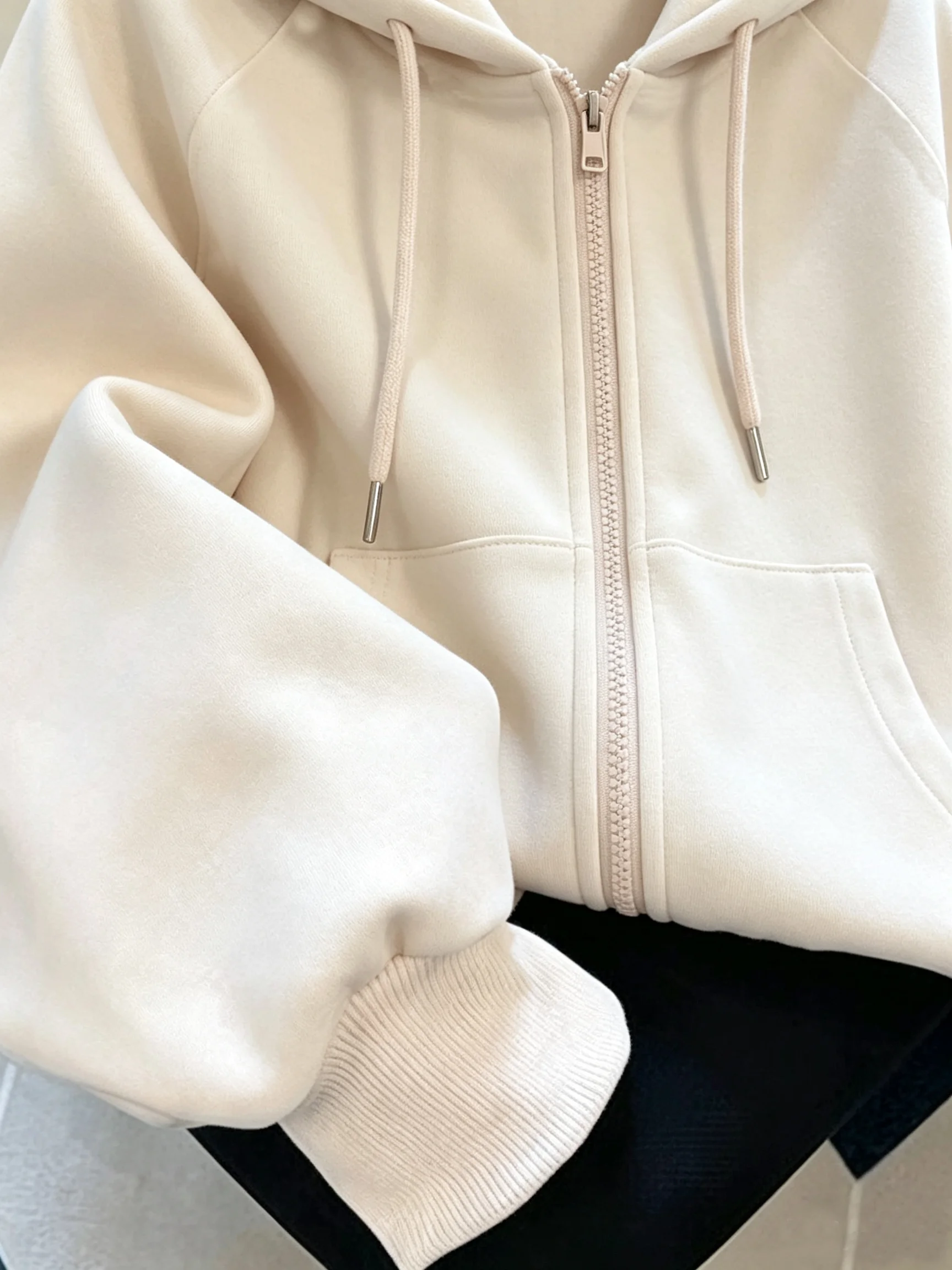Mit Fleece gefütterter Kapuzenpullover mit Reißverschluss für Damen, lockerer, lässiger Kapuzenpullover mit Erdbeer-Stickerei, langärmlig, mit Tasche – Detail 10