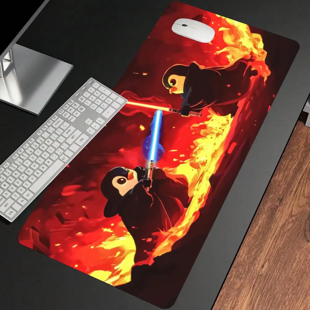 Simpatico pinguino battaglia anime Mouse Pad Tappetino da scrivania Tappetini da gioco XXL Accessori per PC Tappetini di espansione per tastiera Tappetino da ufficio in gomma antiscivolo