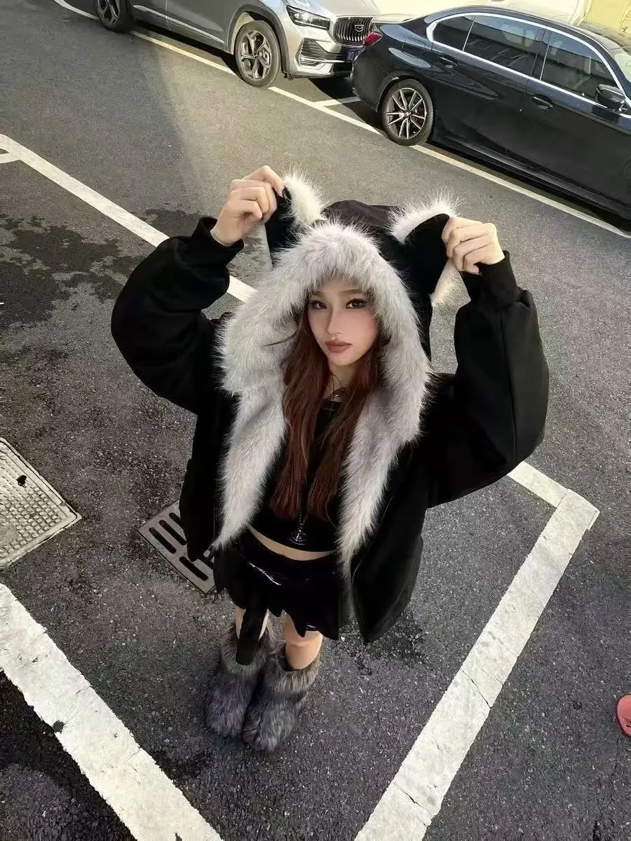 Gefütterte Jacke aus schwarzem Wildleder mit Wollkragen und Kapuze für Damen. Winterwarme, mit geschnitzten Bergjacke mit Katzenohren aus Samt
