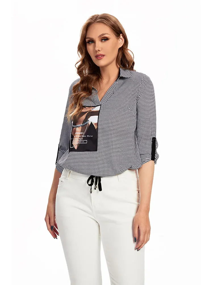 قميص نسائي ذو طية صدر السترة منسوج مقاس كبير ينتمي إلى فئة الملابس النسائية