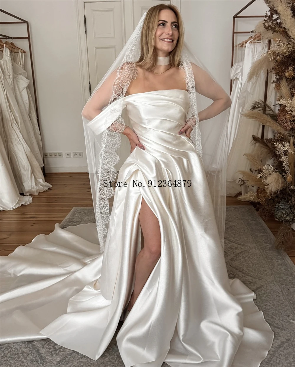 فستان زفاف مخصص من الساتان بدون حمالات مع فتحة عالية وتفاصيل مكشكشة، فستان زفاف أنيق للعرائس الحديثة #3