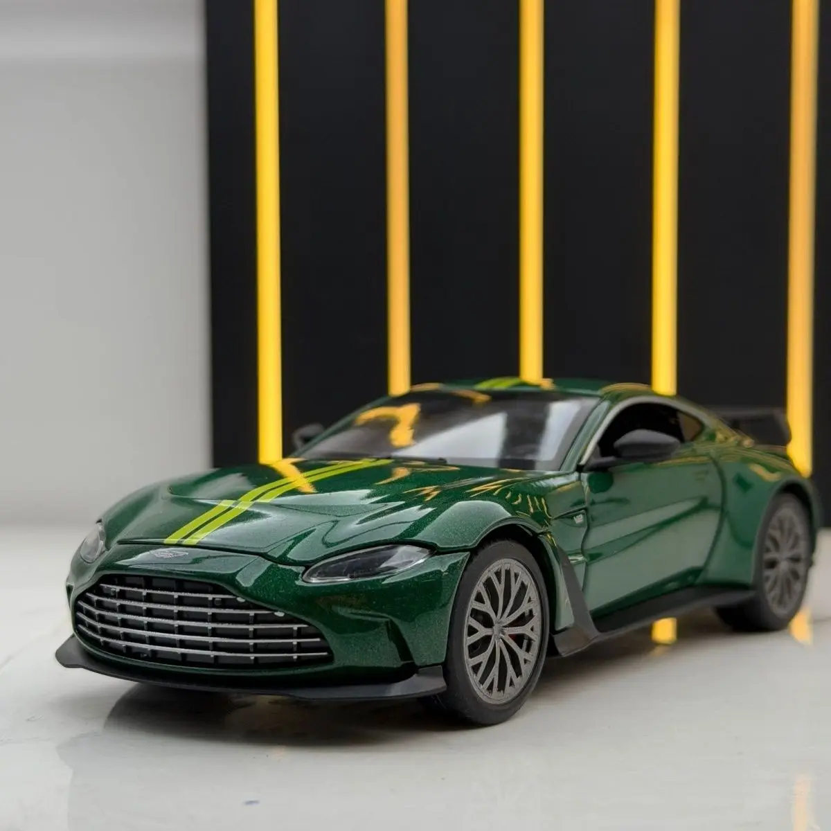 

1:32 V12 Vantage Alloy Diecast Car Model Simulation Toy Gift For Boys Collection