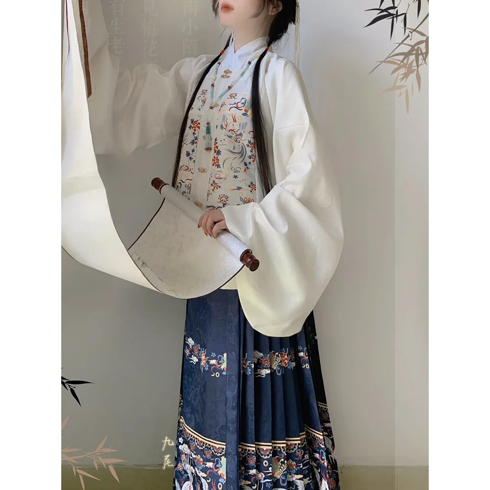 Hanfu الأبيض لوتس نمط معطف قصير ، اليوسفي طوق ، بيبا الأكمام و الحصان الوجه تنورة ، الخريف والشتاء