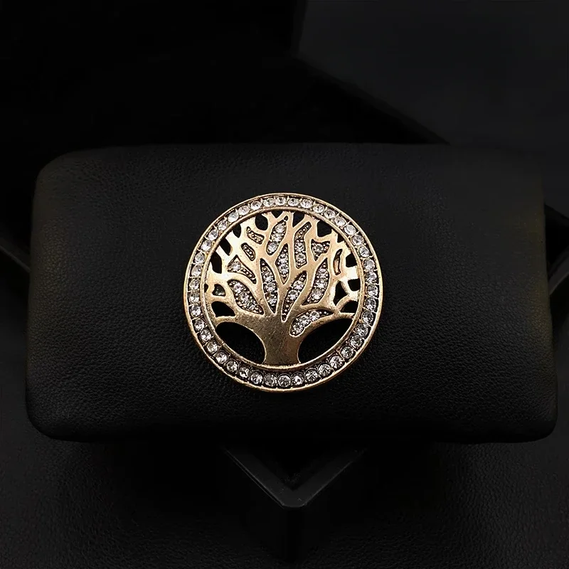 

Court Retro Tree of Life Magnetic Brooch High-End Round Brown Clothing Accessories for Women Imitation Old Magnet Corsage 1679