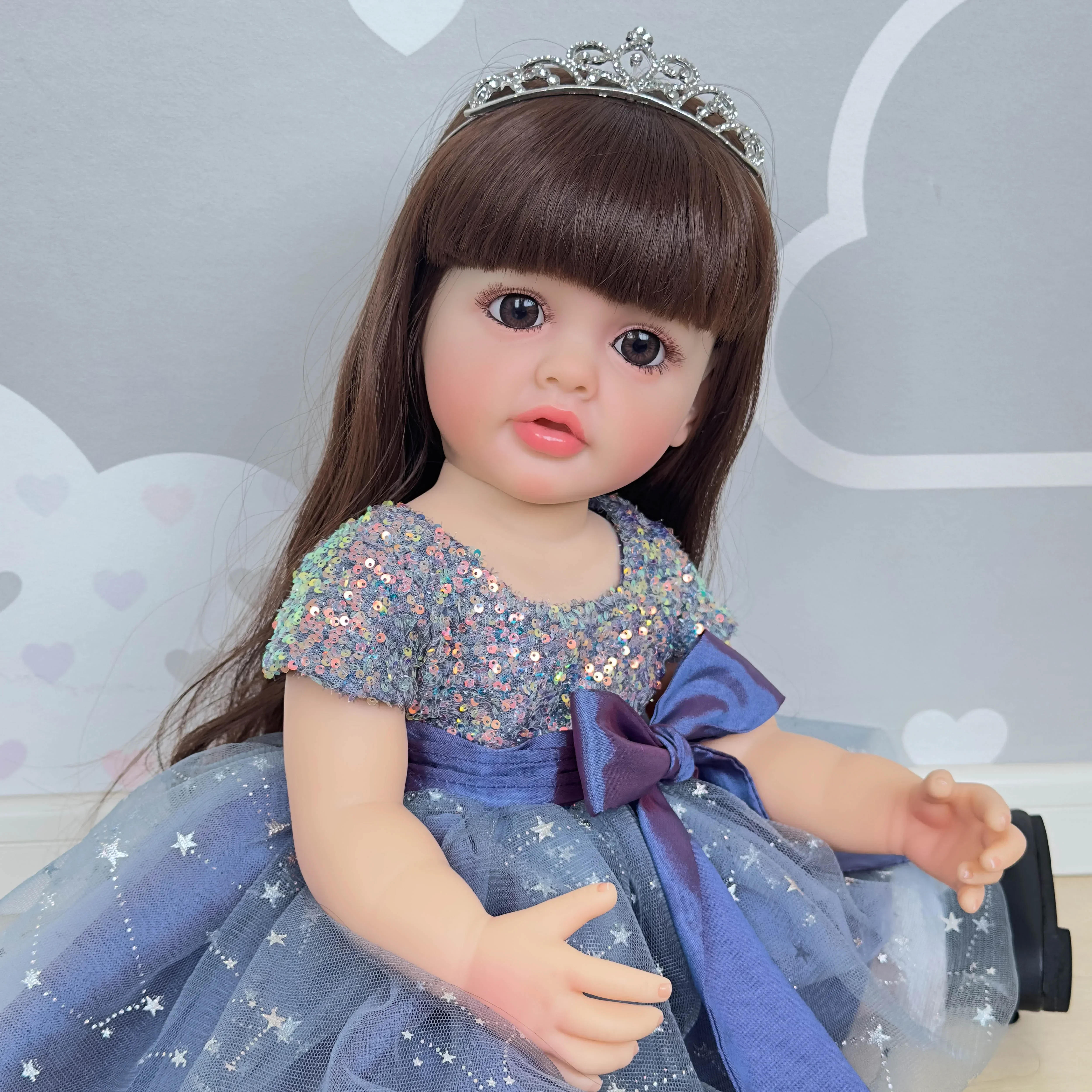Muñeca Reborn de cuerpo de vinilo suave Betty de 22 pulgadas, muñeca de pie para niña pequeña, pelo largo de princesa en vestido, regalos suaves y tiernos para niños