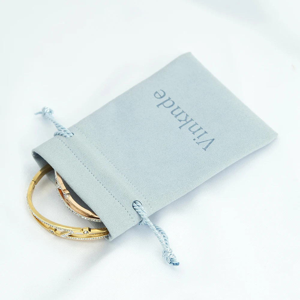 100 Buah Tas Serut Kantong Perhiasan Suede Microfiber Logo Kustom Mewah Kemasan Hadiah Tampilan Pertunangan Pernikahan Pribadi