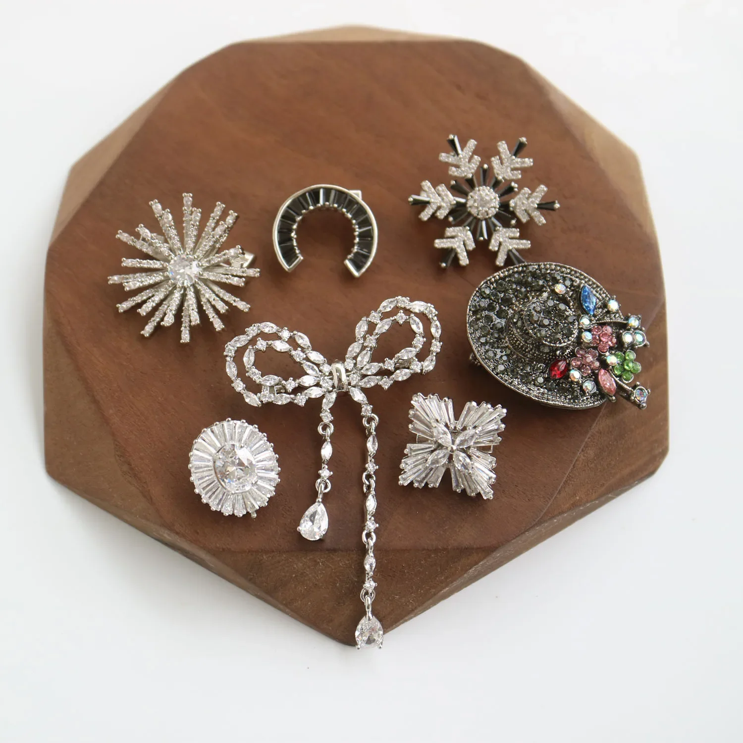 Fashion feather CZ Brooch flower trendy cubic zirconia rhinestone floral pins and brooches for women clothes pins metal