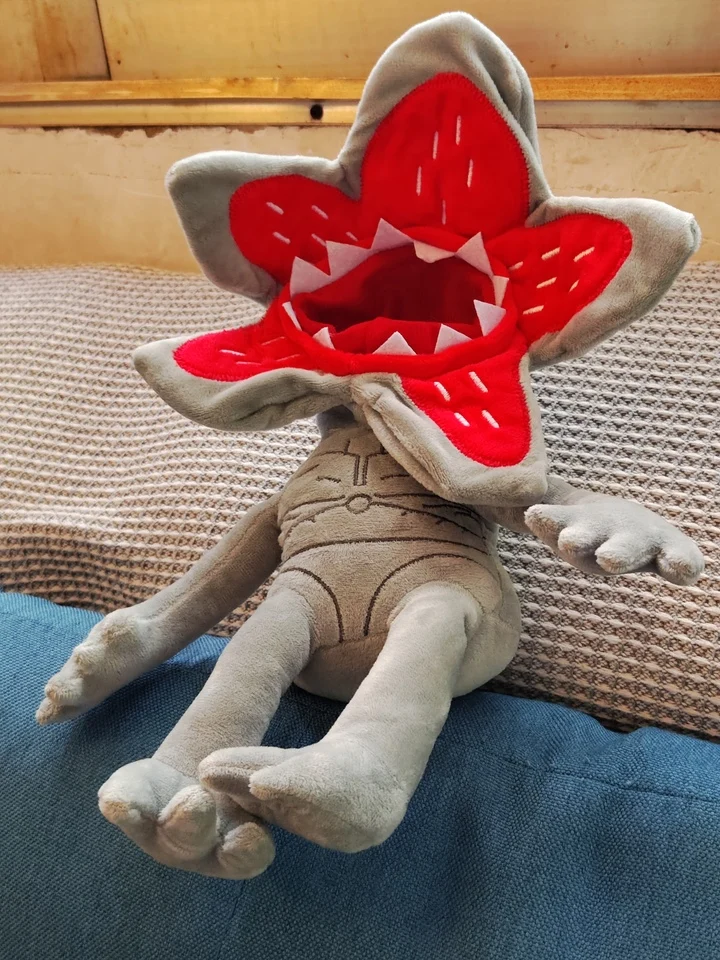 Disponibile personaggi del gioco dei cartoni animati giocattoli di peluche carino 11 uomini che mangiano bambole di pezza di fiori regali di festa per ragazzi e ragazze Capodanno