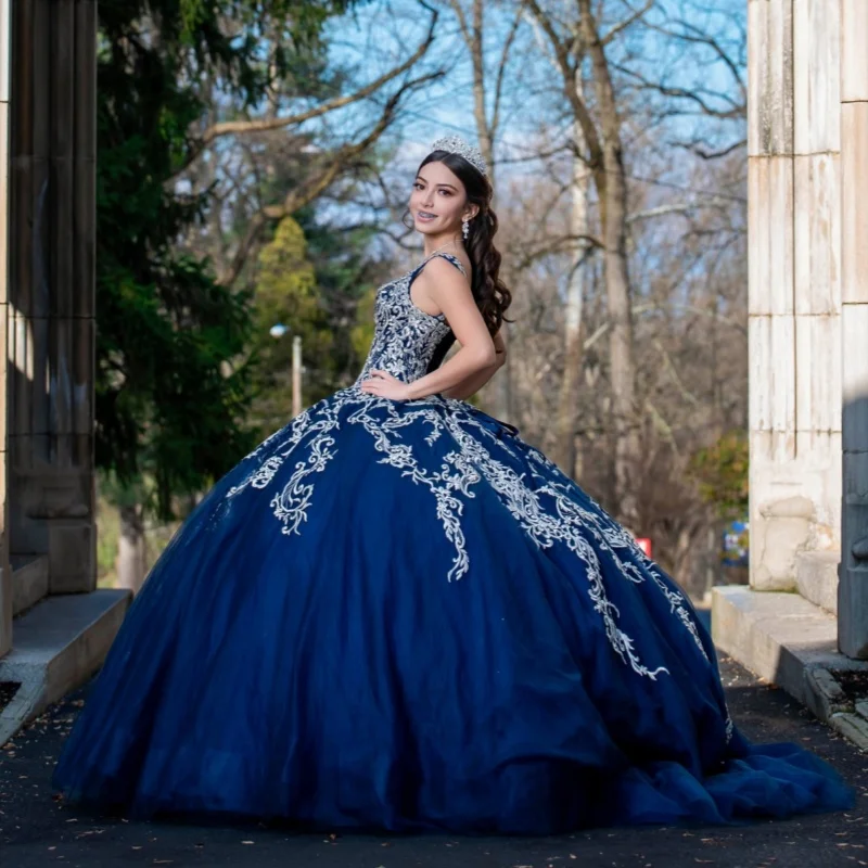 ชุดเดรสงาน Quinceañera สีน้ำเงินเข้ม แบบเปิดไหล่ ประดับกลิตเตอร์ ลูกไม้ หางยาว พร้อมโบว์ ชุดเดรสสำหรับงาน Quinceañera อายุ 15 ปี ﻿ ปรับแต่ง