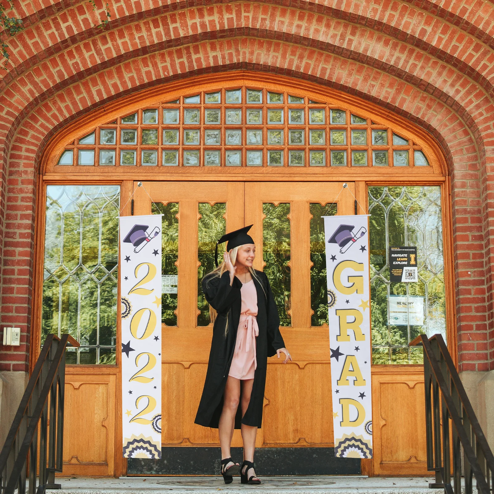 

1Pair Graduation Door Hanging Pendants Exquisite Banners for College High School Celebration Photo Props