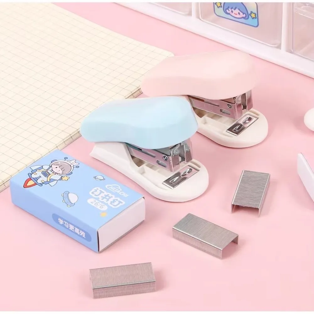 Mini cucitrice per studenti di piccole dimensioni a colori Macaron con design a cartoni animati con graffette Comoda cucitrice per carta di prova per uso scolastico