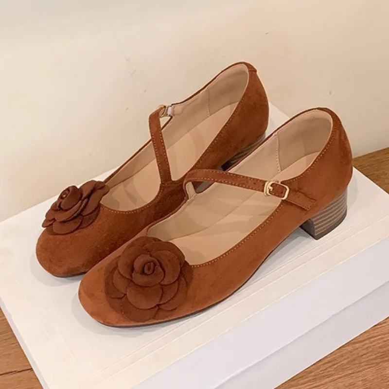 

Цветочные замшевые туфли Мэри Джейн на массивном каблуке в стиле ретро, женские модные модельные туфли с круглым носком и пряжкой, удобные дизайнерские женские туфли на высоком каблуке