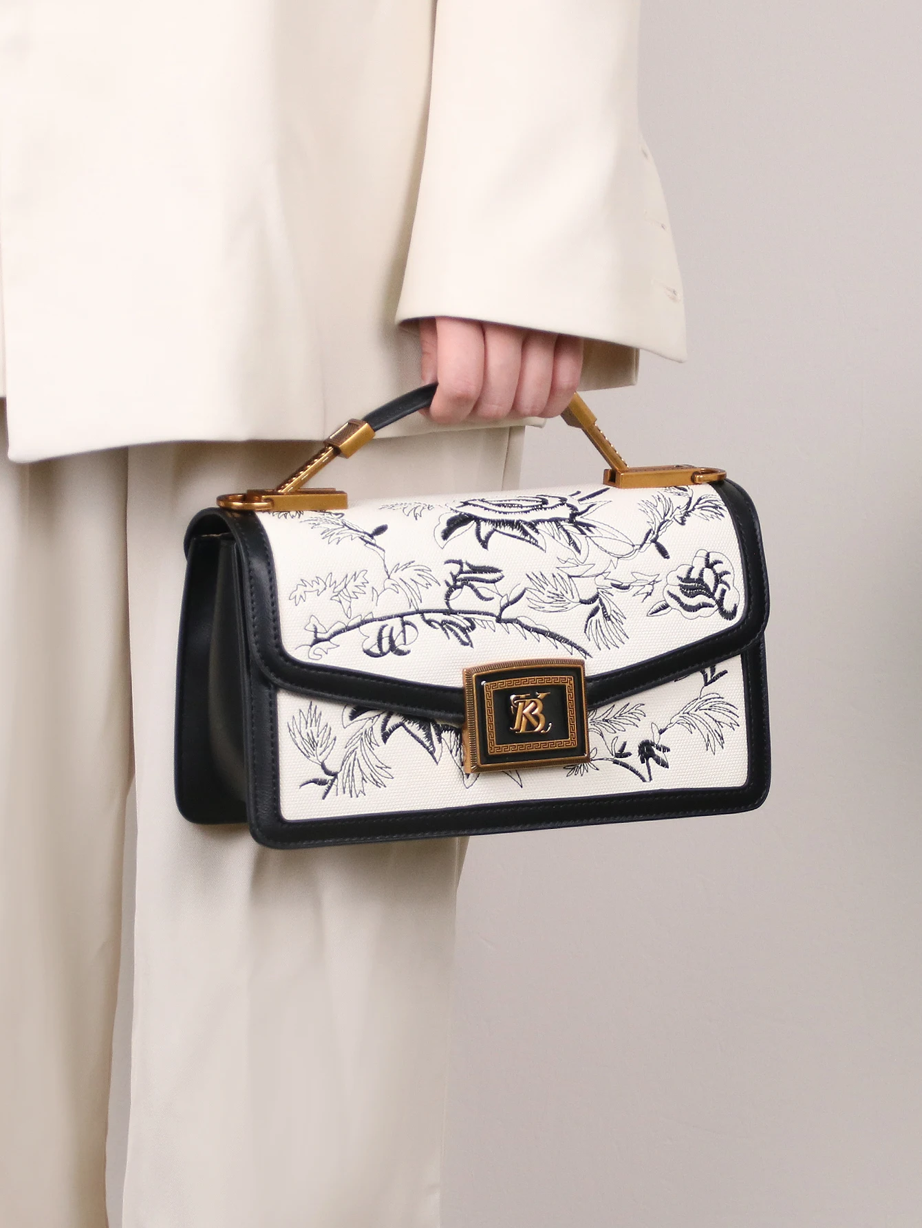 

2026 fashionable new luxury high-grade handbag fashionable handbag temperament western embroidery design heavy hardware badge ha