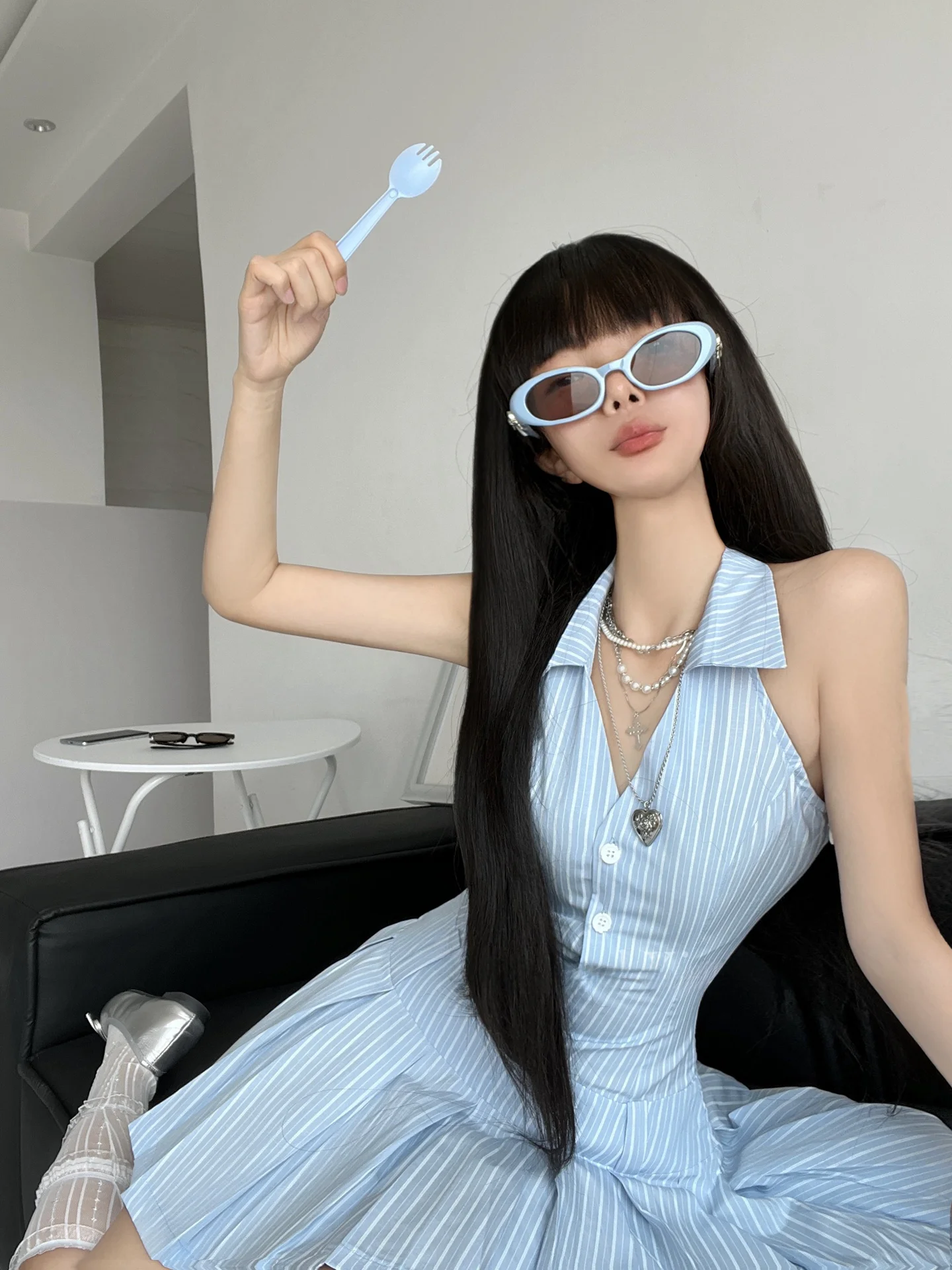 ชุดเดรสสไตล์ฝรั่งเศส แนวเซ็กซี่ สาวเปรี้ยว โชว์ไหล่ กระโปรงจีบ คอวี ทรงเข้ารูป เอวคอด สำหรับฤดูร้อน