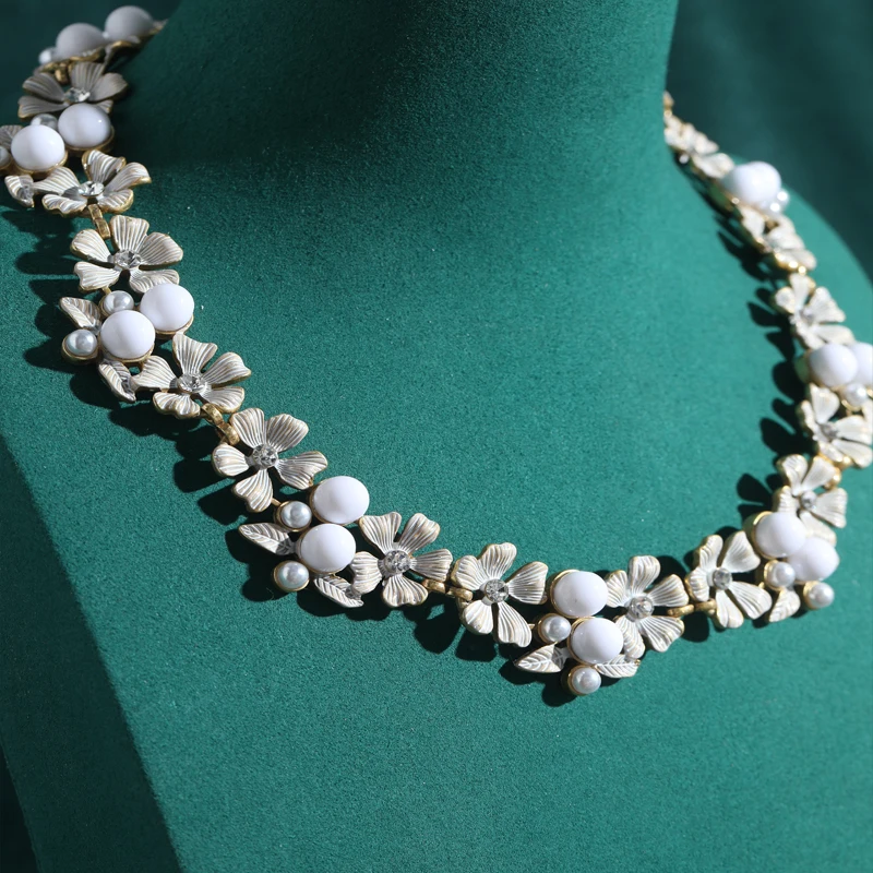 خمر زهرة المختنق القلائد أنيقة الزجاج الأبيض الحجر الطبيعي خمس أوراق امرأة اكسسوارات مصممي المجوهرات الفاخرة 2025