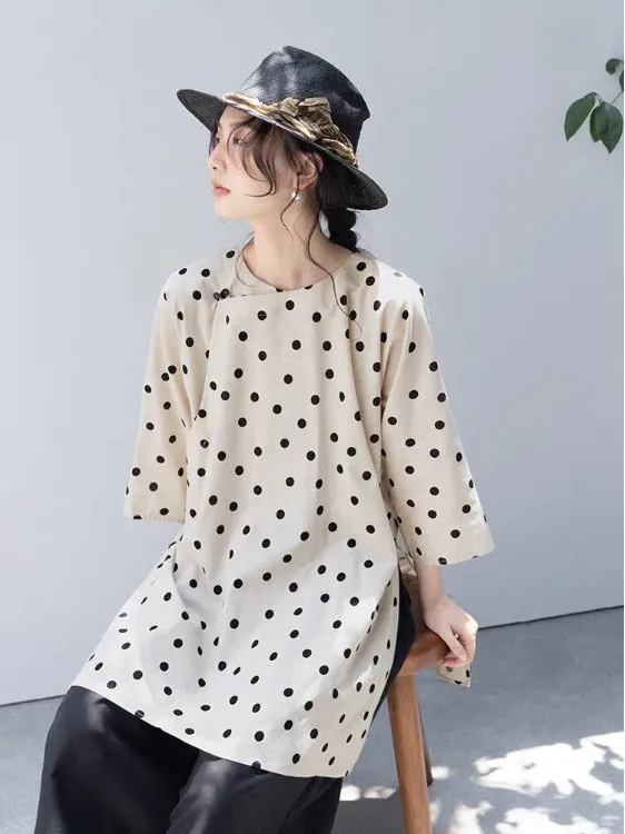 

Summer Cotton Linen Polka Dot T-irt Small irt Thin Retro New Chinese Sle Oblique Sve High Slit Design Long Top