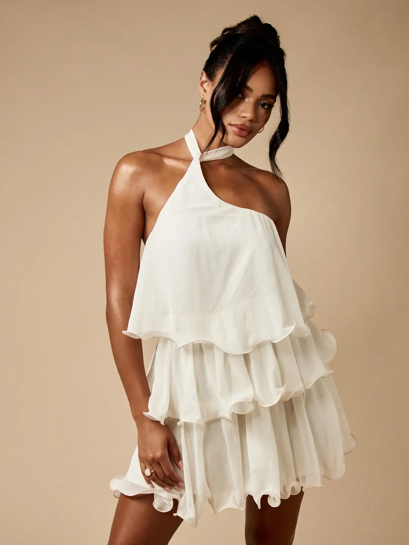 

Белое многоярусное мини-платье с рюшами и воротником-халтер для летних мероприятий