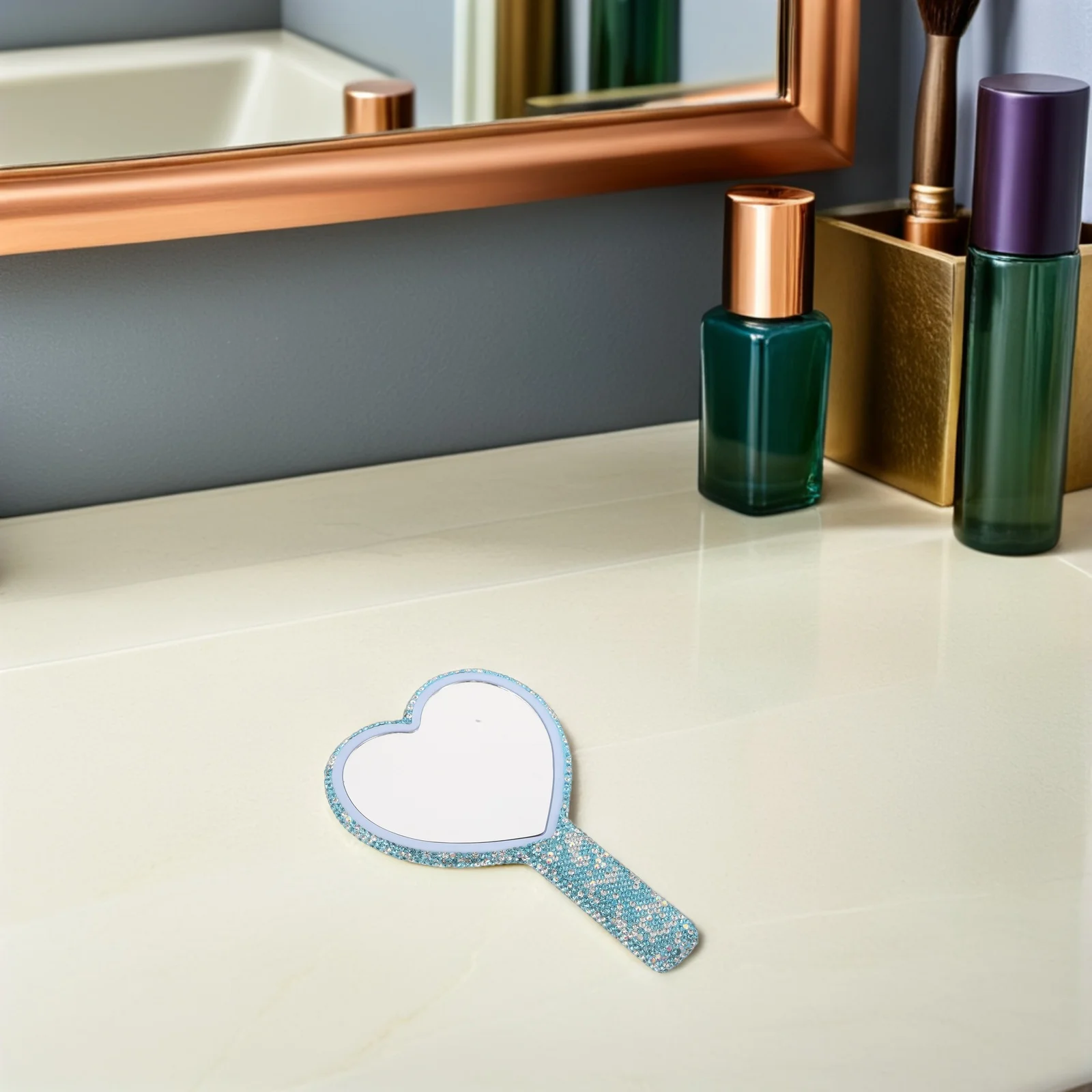 مرآة مكياج مدمجة محمولة على شكل قلب، مرآة بلاستيكية خفيفة الوزن محمولة للسفر ومرايا اليد للجيب