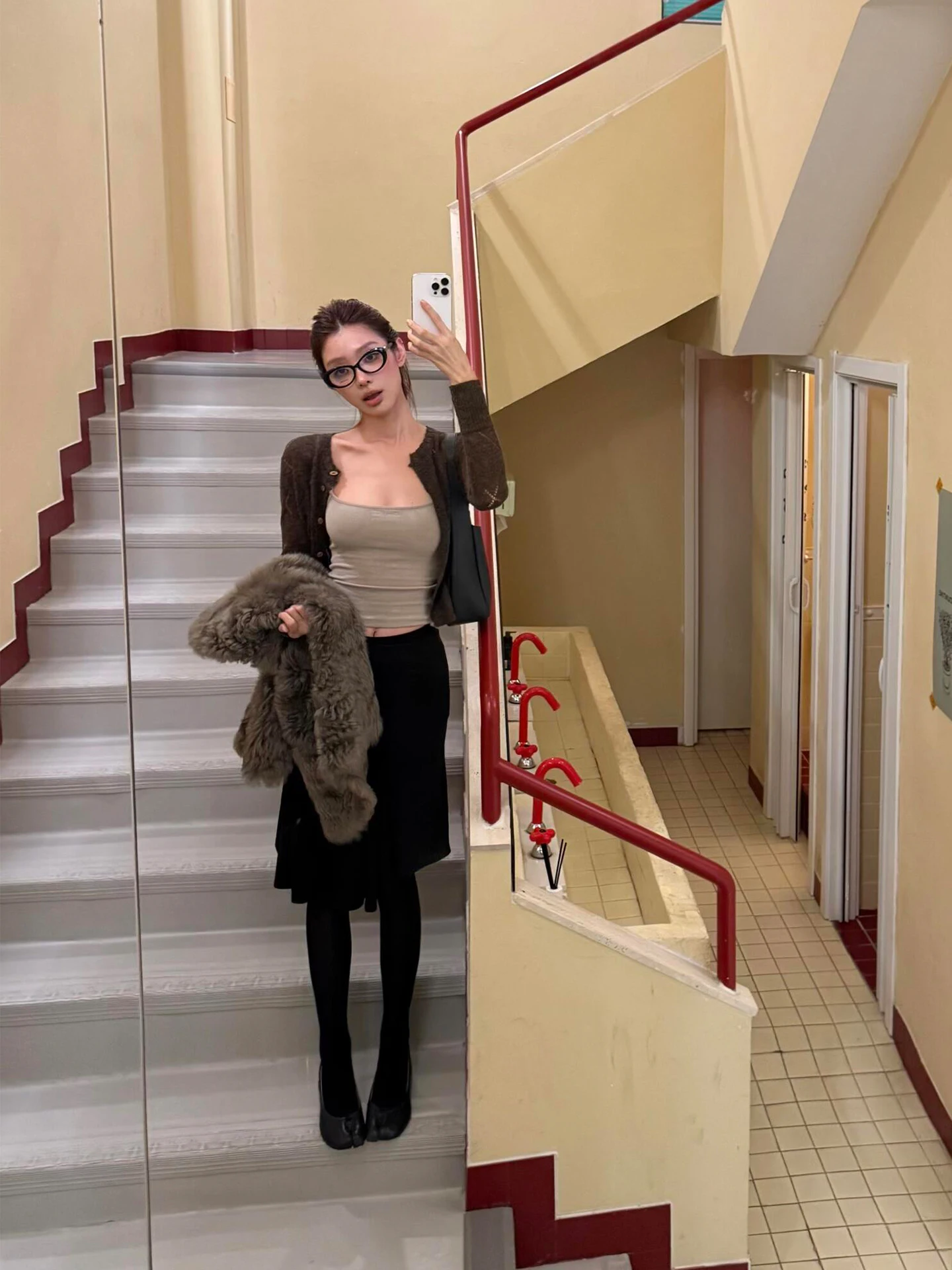 

Комплект из двух предметов в американском ретро-стиле: утягивающая футболка и юбка А-силуэта с высокой талией, длинный рукав, средняя длина, для свиданий и повседневной носки.