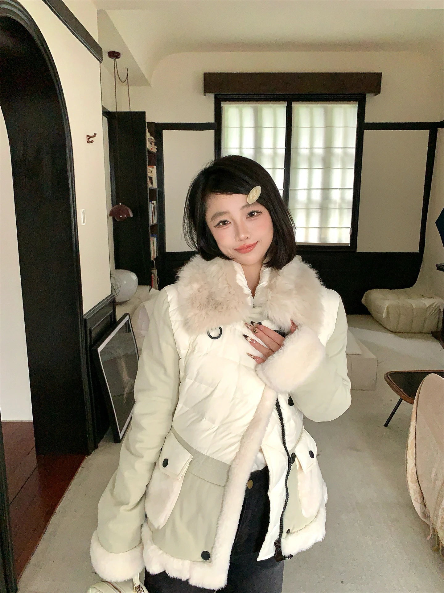 

Женская приталенная пуховая куртка белого цвета с воротником-стойкой, утепленная, с пэчворком, с утяжкой на талии, зимняя верхняя одежда