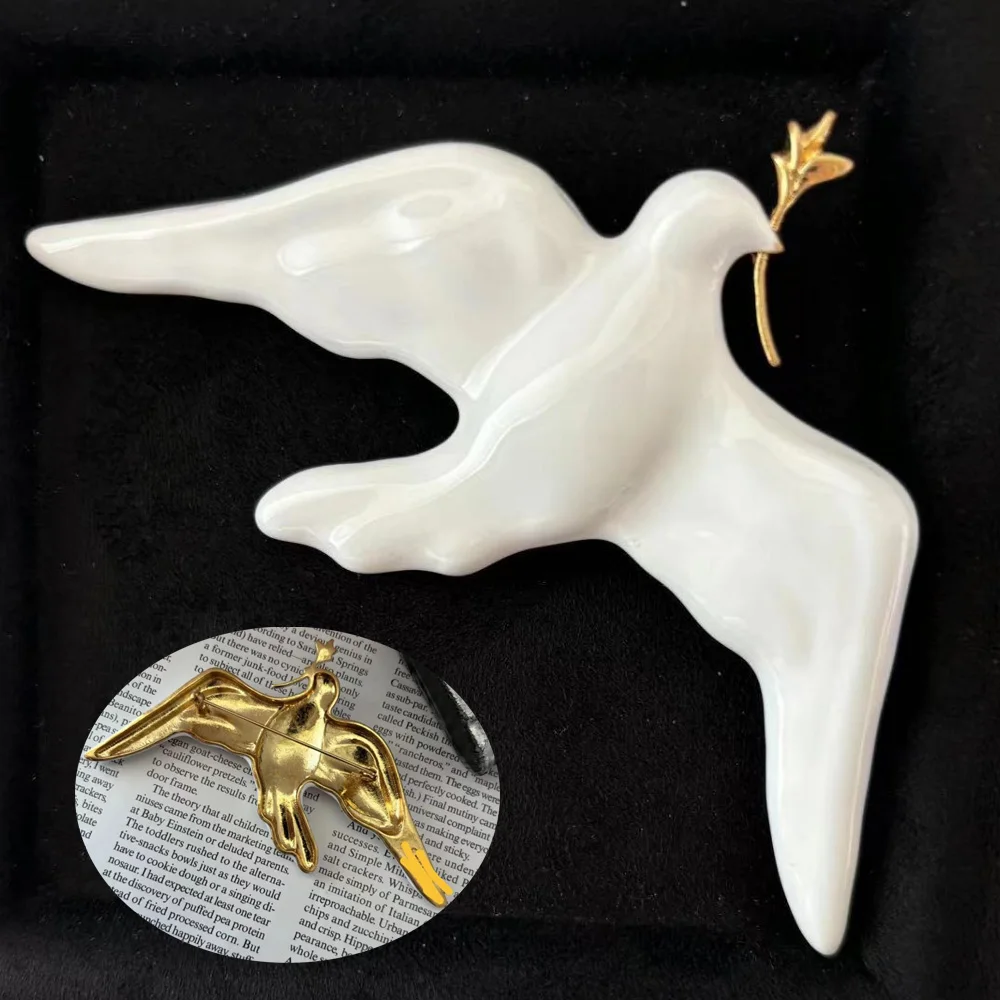 

Vintage Peace Dove Brooches Pins European and American Women Men Personality White Enamel Copper Brooch Badge Jewelry Deluxe