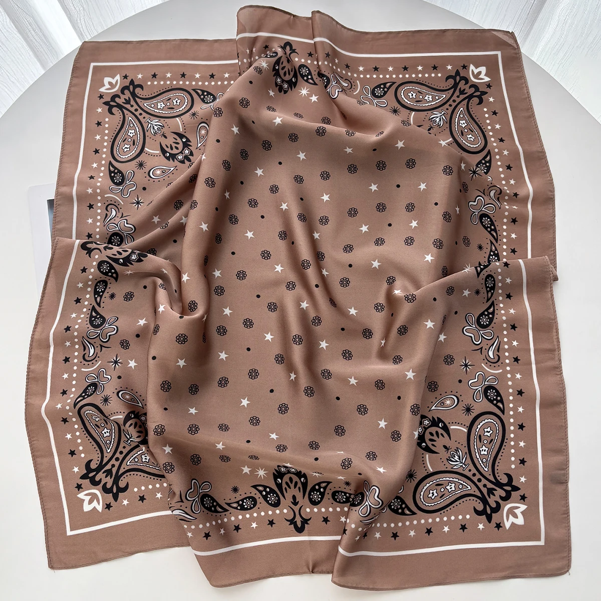 Luxuriöser, quadratischer Schal (70 x 70 cm) für Damen, im Retro-Stil, als Schal, Halstuch, Bandana oder Hijab, aus weichem, strapazierfähigem Stoff, ideal für den täglichen Gebrauch. – Detail 8