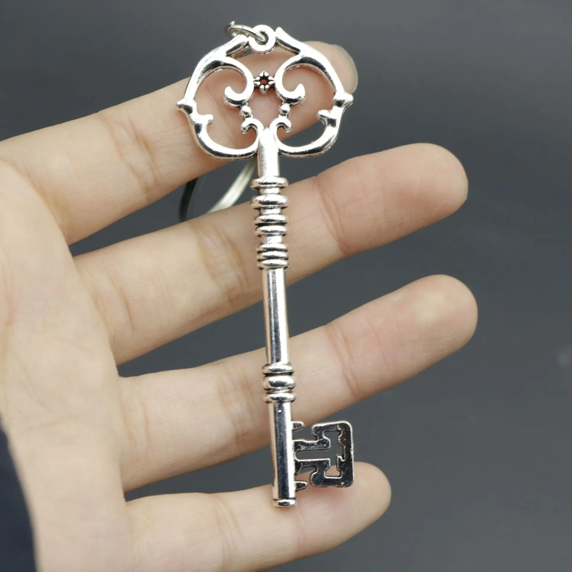 New trendy alloy creative key-pulling keychain pendant - simple and versatile, suitable for bags, car key chains, and other acce