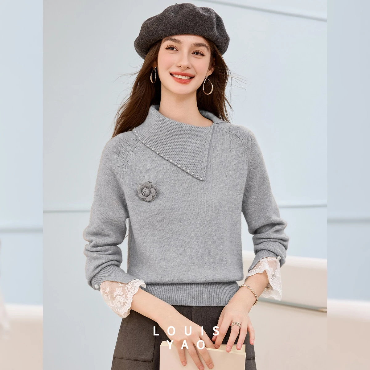 LOUISYAO Strickpullover mit Spitzenbesatz, 2025, Herbst-/Winterpullover, 3D-Blumen, schräger Kragen, gestrickter Pullover, sanftes Patchwork-Strickoberteil