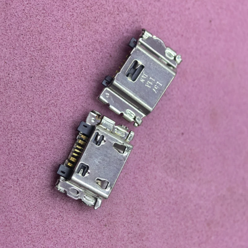 三星 Galaxy J 充电口 - close-up view