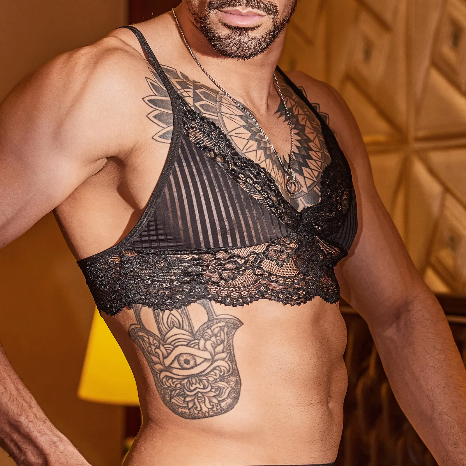 رجل سيسي الدانتيل الملابس الداخلية حمّالة الصّدر كروسدريس الإباحية زي العميق الخامس الرقبة الدانتيل حمّالة الصّدر انظر من خلال مخطط شير القمم ملابس للنادي