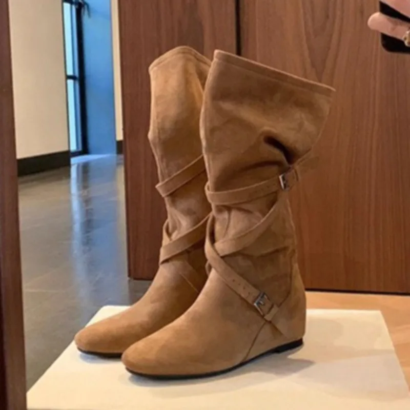 

Designer Western Style Women Mid Calf Boots Buckle Strap Designer Soft Pleated Retro Suede Chelsea Botas Autumn Ladies Shoes