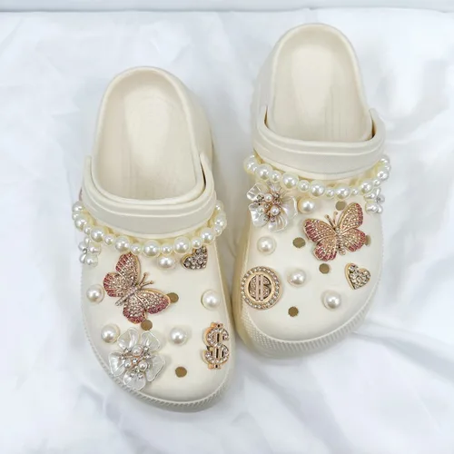 Imagen 2 del producto 21 Uds. Conjunto de dijes para zapatos de moda, accesorios con agujero, hebilla para zapatos, mariposa de diamante, flor blanca, cadena de perlas, decoraciones para zapatos 3D DIY