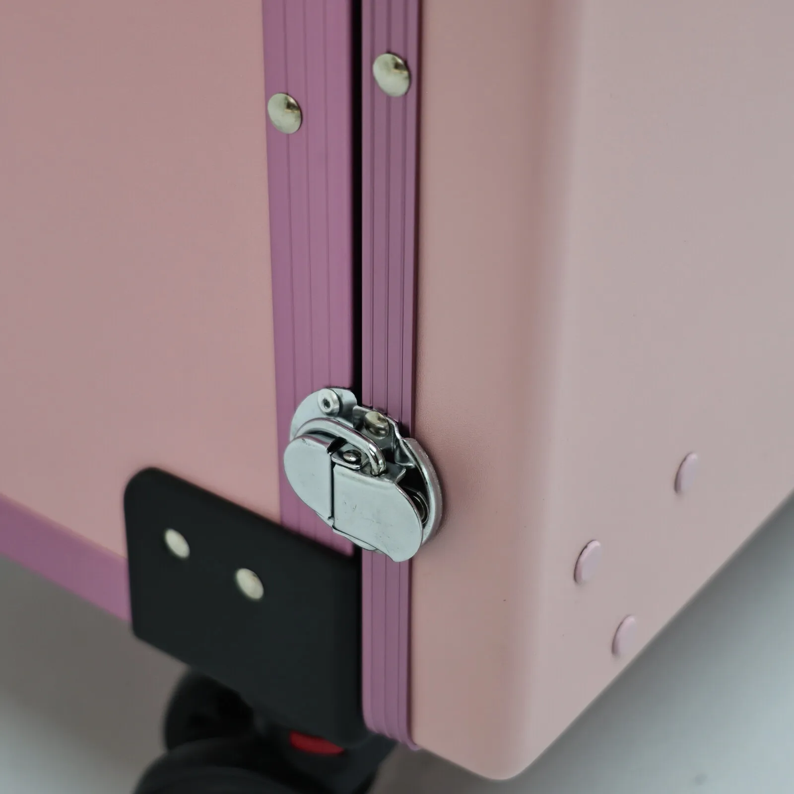 Rosa, tragbarer Manikürtisch mit LED-Spiegel, Schubladen und Rollen, zusammenklappbarer, rollbarer Nagelstudio-Tisch mit Stuhl, Salonmöbel für Nageldesigner. – Detail 22