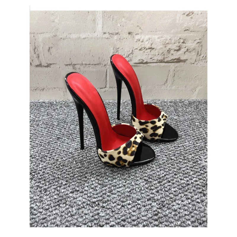 

Сексуальные босоножки на высоком каблуке с круглым носком и леопардовым принтом, пикантная девушка с открытым носком, классные тапочки, замшевая верхняя одежда