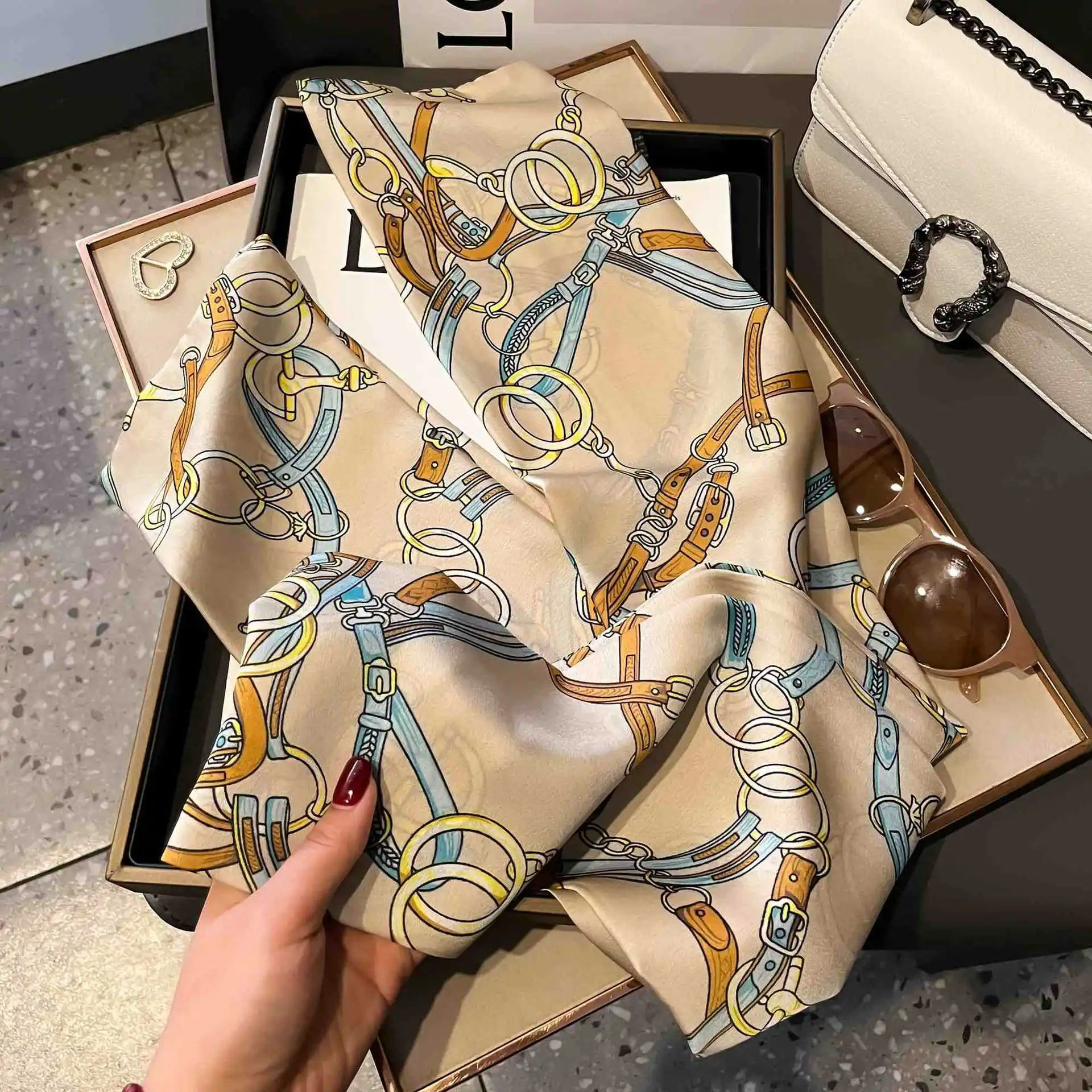 Luxuriöser langer Seidenschal für Damen – weicher Satin-Druckmuster-Kopftuch, Halstuch, Foulard, Haarschal, schmale Schals – Detail 3
