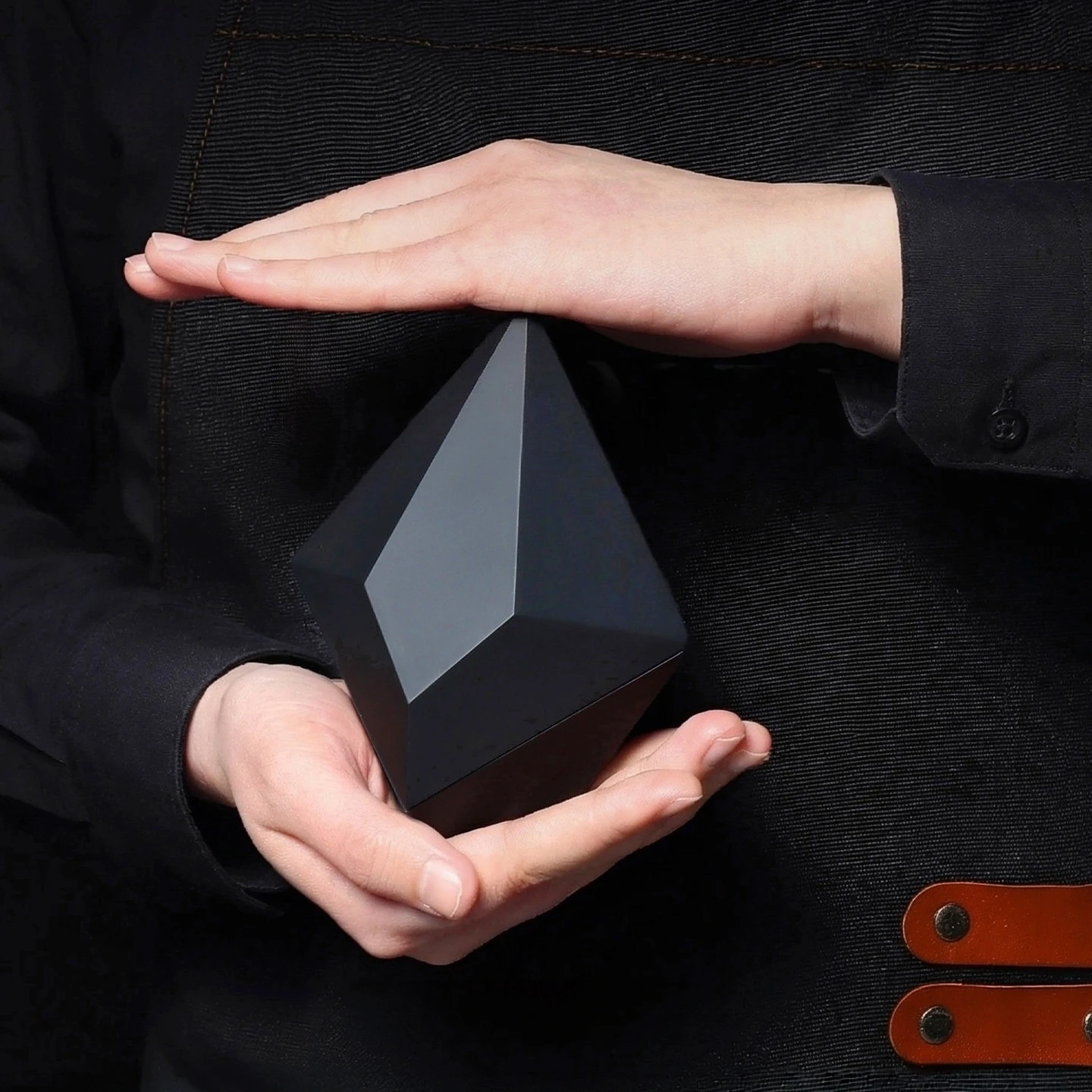 Creative Design Gemstone Shape Built-in LED Black Ring Box Proposal Pair Ring Box Branding Gift Packing OEM