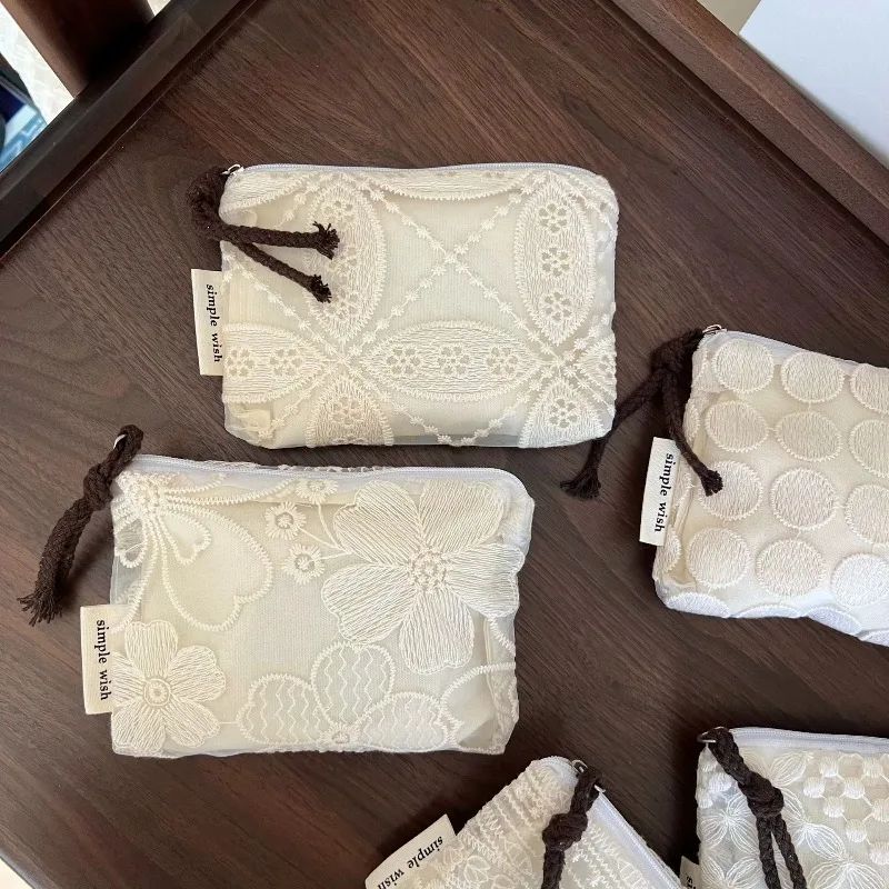 White Lace Embroidered Mini Women's Makeup Bag Portable Lipstick Cosmetic Organizer caes Wallet