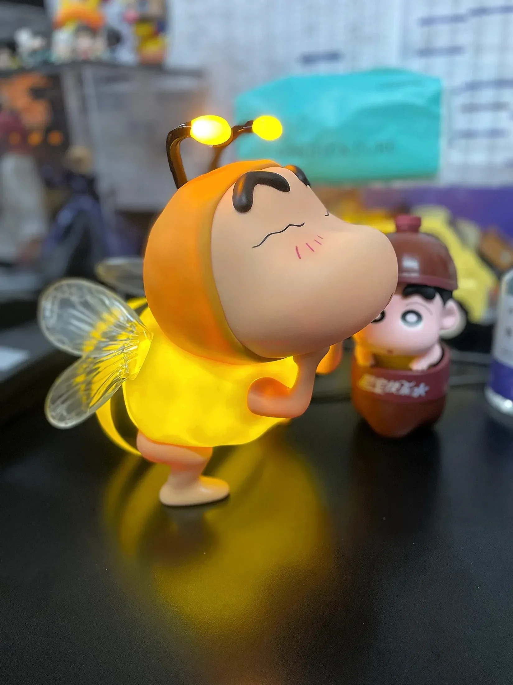 22cm Crayon Shin Chan Anime Figure Bee Cosplay 1:1 Shin-Chan con luce grande Action Figurine modelli da collezione giocattolo regalo