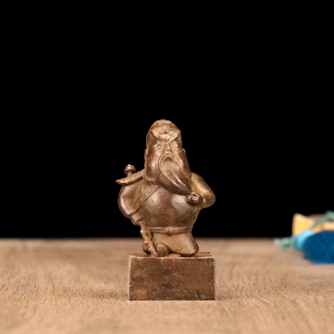 Retro carving Guan Gong statue office desktop seal small ornaments